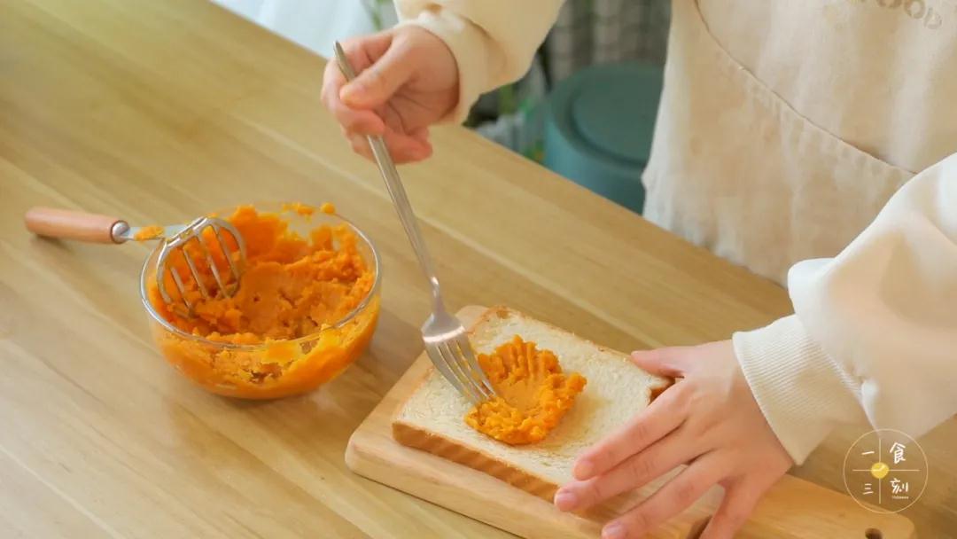 第5步：一片吐司铺上红薯泥