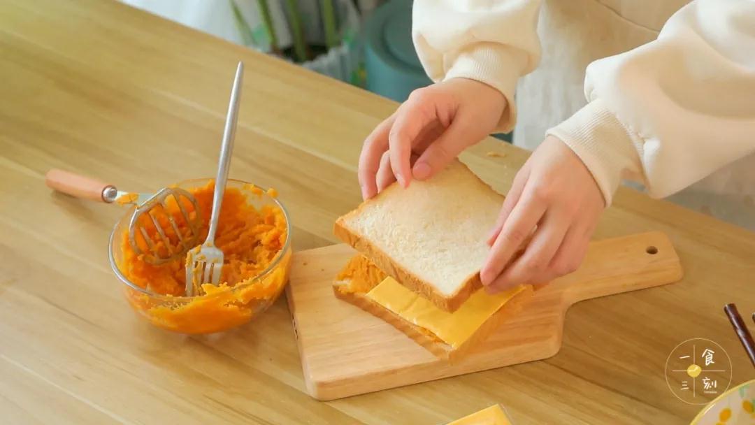 第7步：盖上另外一个吐司，均匀沾取蛋液