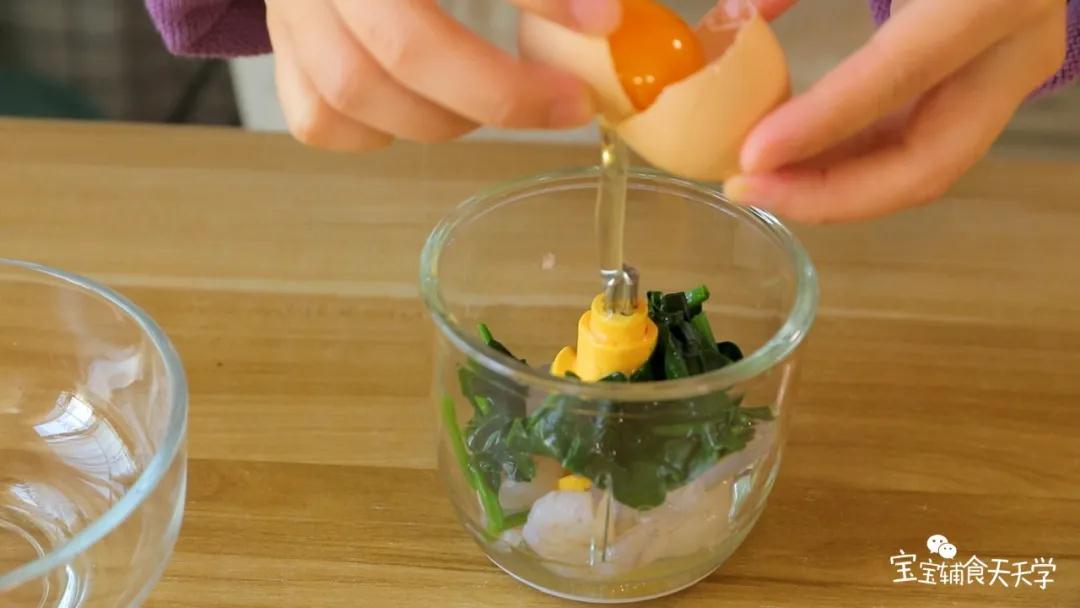 虾仁、菠菜、蛋清、4克淀粉用搅拌机成蓬松的泥糊