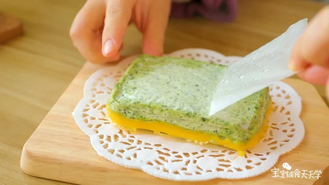 蒸好后，放凉些，撕掉油纸切小长条即可