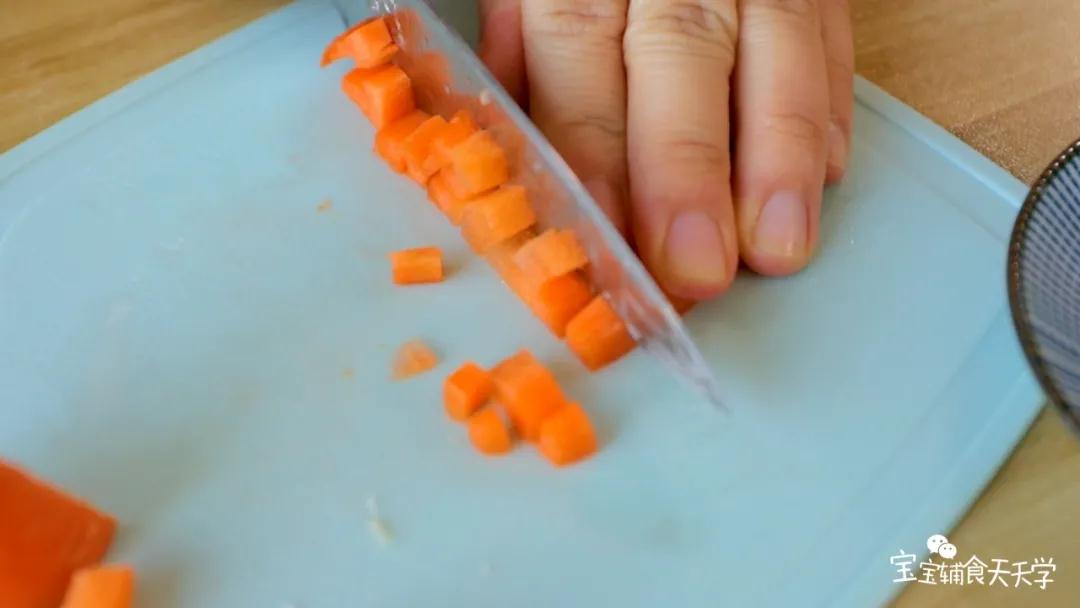 把胡萝卜切粒