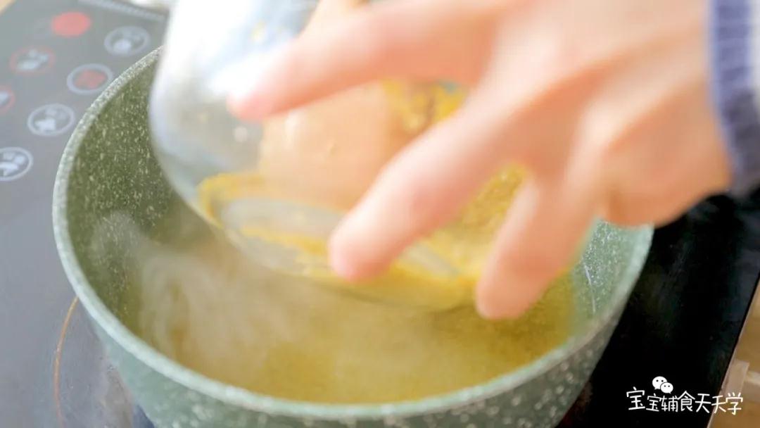 第3步：锅里加入没过小米的开水