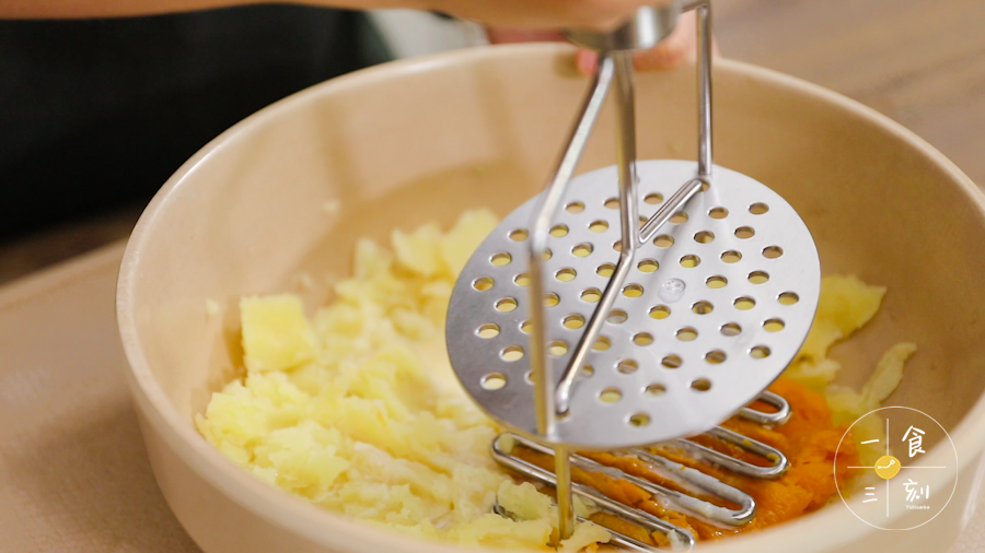 土豆泥加入南瓜、牛奶、黄油、盐压成平滑的泥状