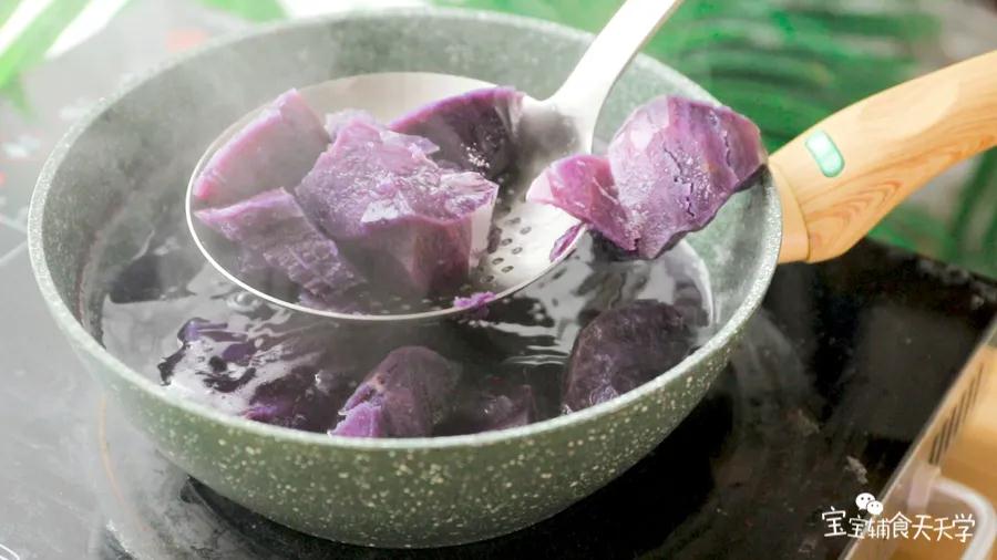 紫薯去皮，切成小块，开水煮熟