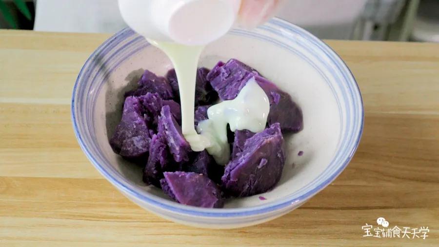 捞出紫薯趁热加入炼乳，用勺子反复碾压紫薯成泥