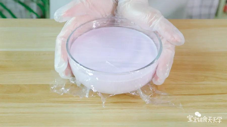 盖上保鲜膜，牙签在上面扎一些孔，开水上锅大火蒸15分钟