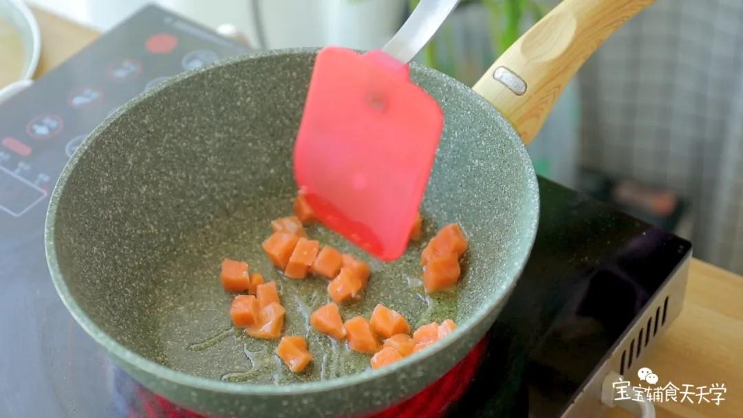 倒入适量的油，把三文鱼炒香后加入蔬菜