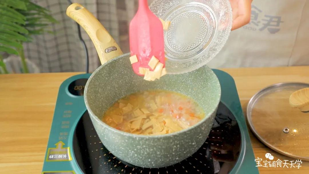 加入腐皮块，一起焖煮