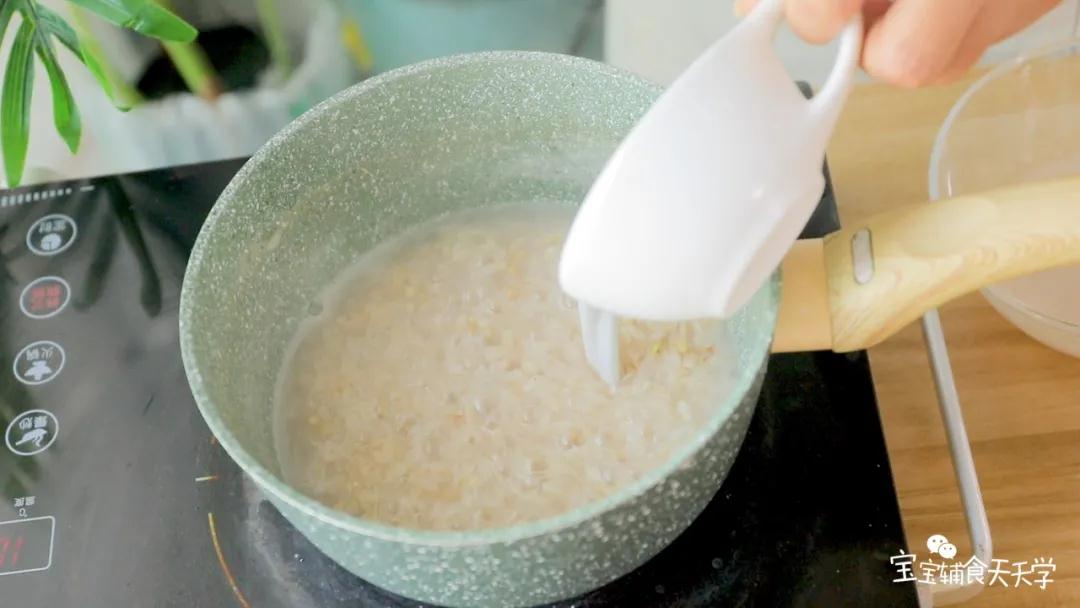 粥煮熟后，水稍微有点稠再加入椰浆搅匀