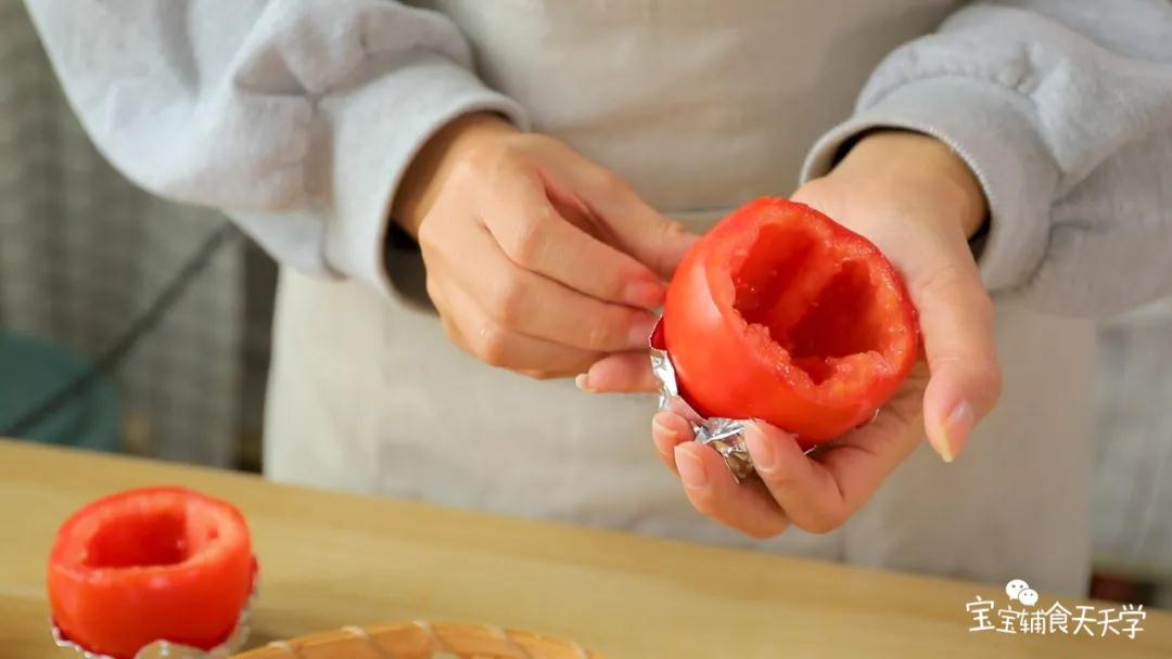 在番茄外部裹上锡纸