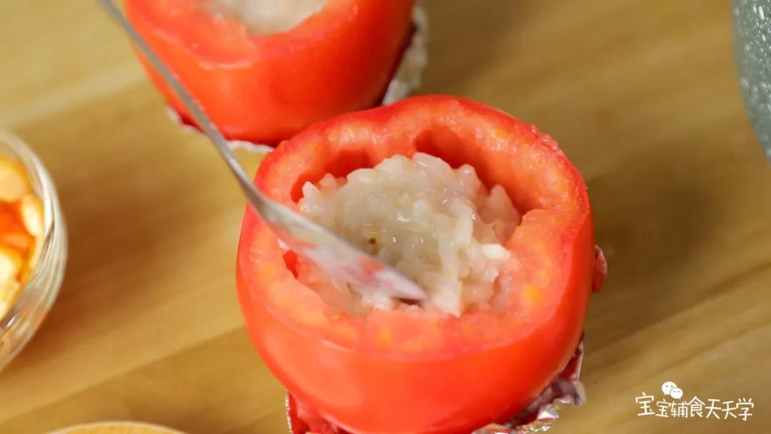 将熬好的胚芽米粥装入番茄盅