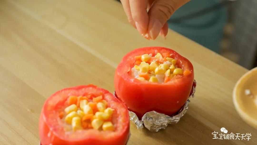 表面撒上杂蔬果粒和芝士粉