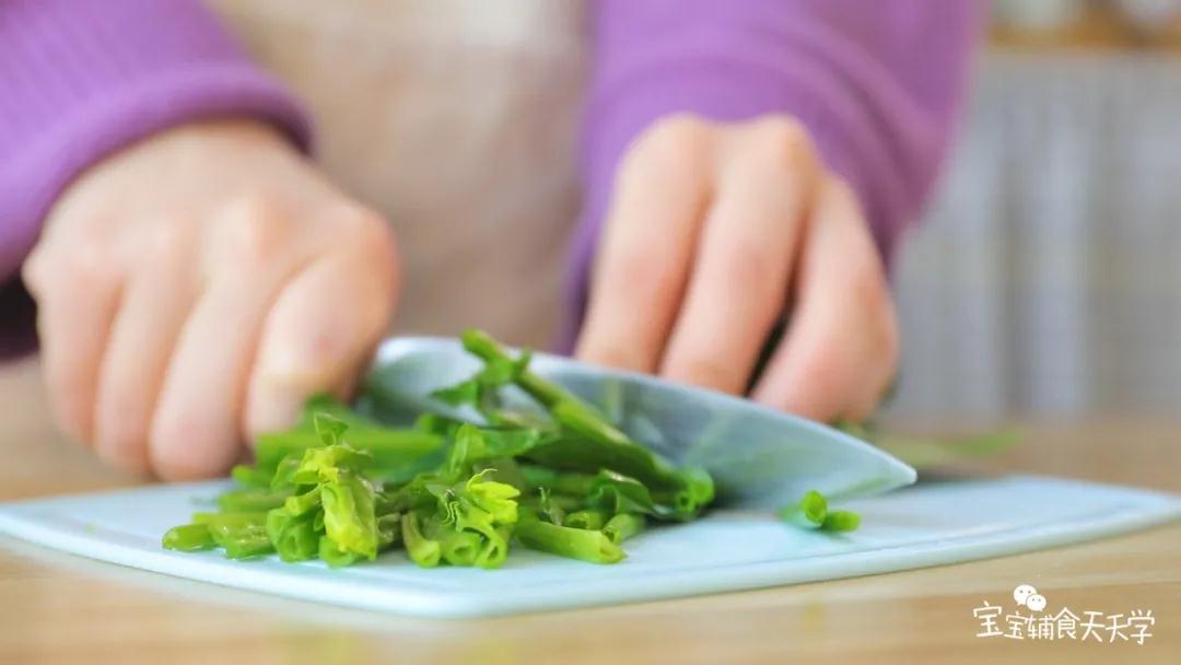 把菠菜洗净，切成适合宝宝咀嚼的长度