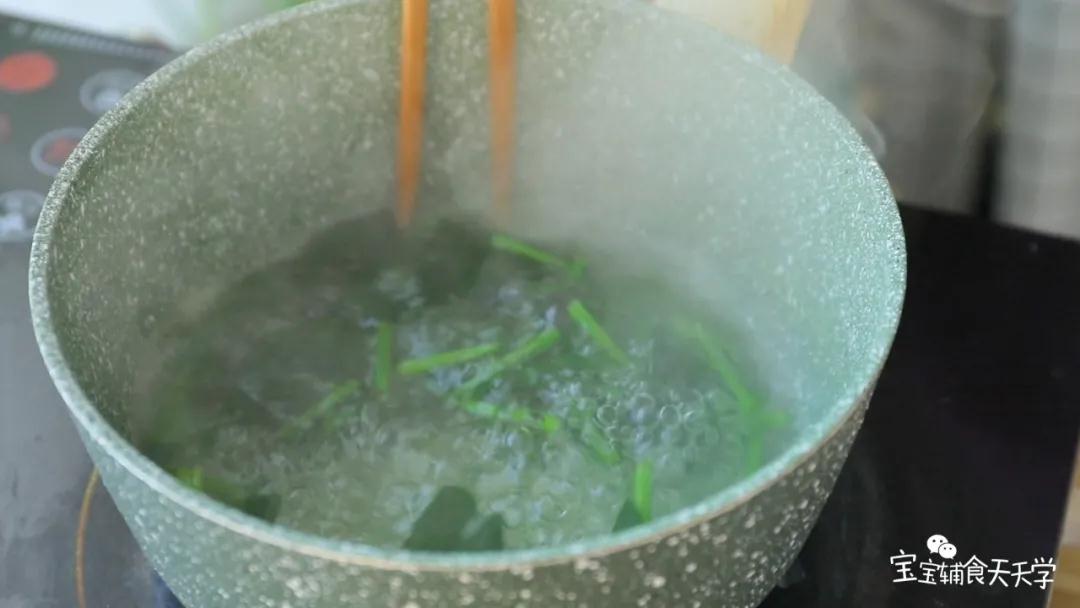 水开，把菠菜烫熟，捞起备用