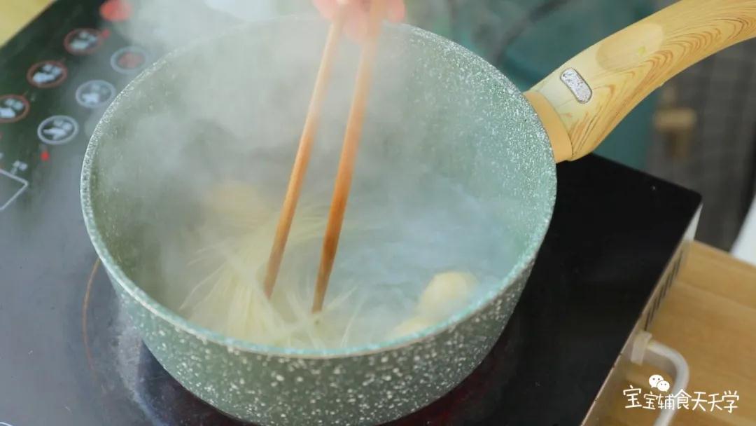 煮至鱼丸差不多熟，加入营养面，煮3分钟