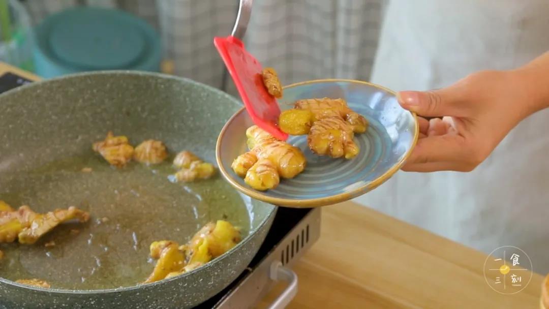 第5步：锅里倒油，放入姜，小火炒香