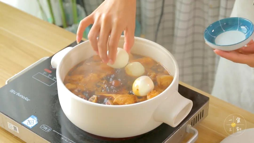 第10步：煮开后，放入熟鸡蛋和糖熬一小时以上就好啦！ 