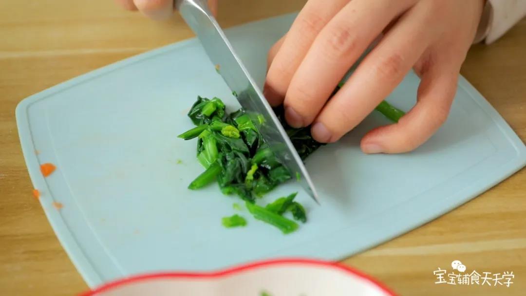 第4步：把菠菜切碎