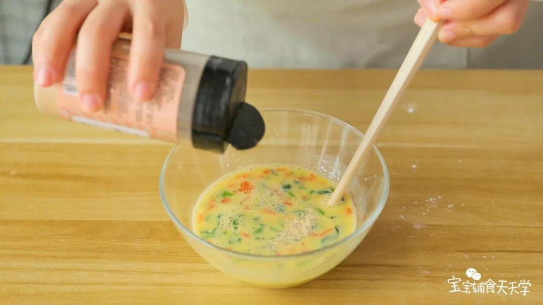 第7步：加入蔬菜碎、少许虾皮粉，搅拌均匀