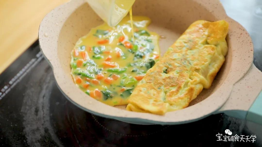 第9步：表面凝固卷起来，再倒剩余的1/2蛋液