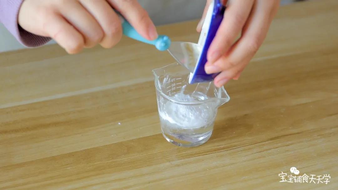 第4步：玉米淀粉加10克清水，搅拌成水淀粉