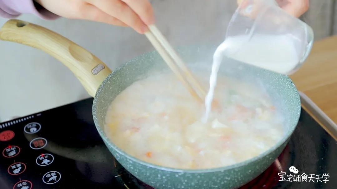 第8步：煮3分钟后，加入水淀粉，搅拌均匀，煮开后加入蛋液，搅拌均匀后煮熟即可