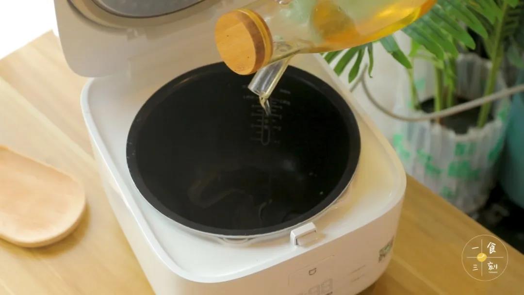 第5步：电饭煲内胆刷上一层薄油