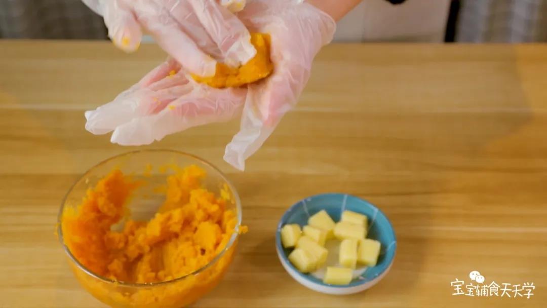 取一块红薯泥，压成小饼