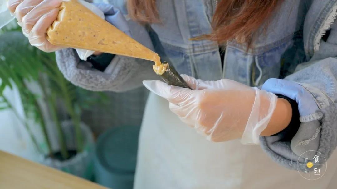 两端可以再填些肉泥挤满