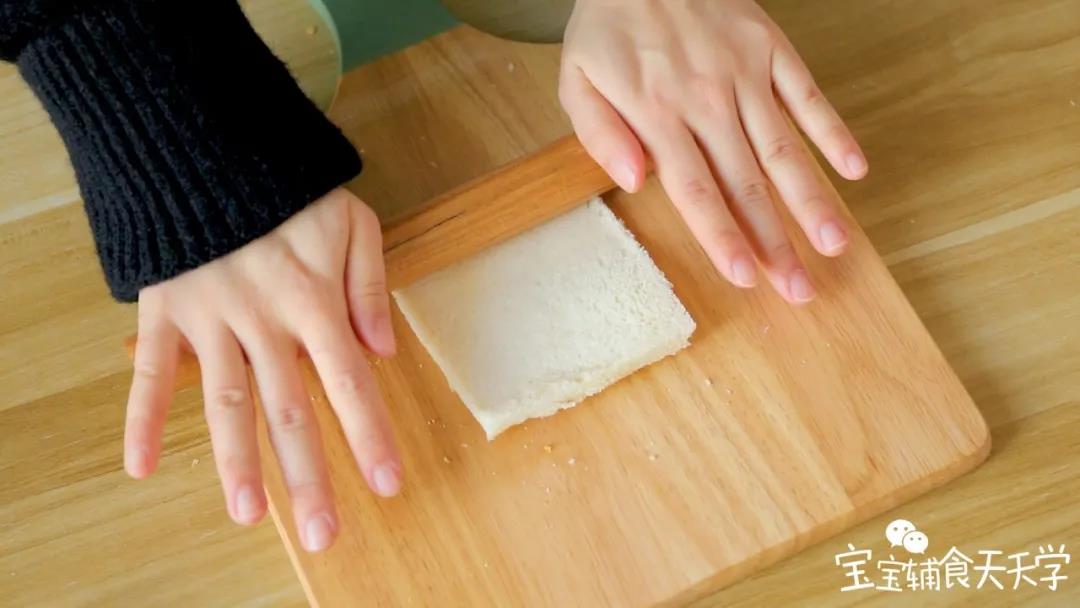 第4步：把吐司擀平