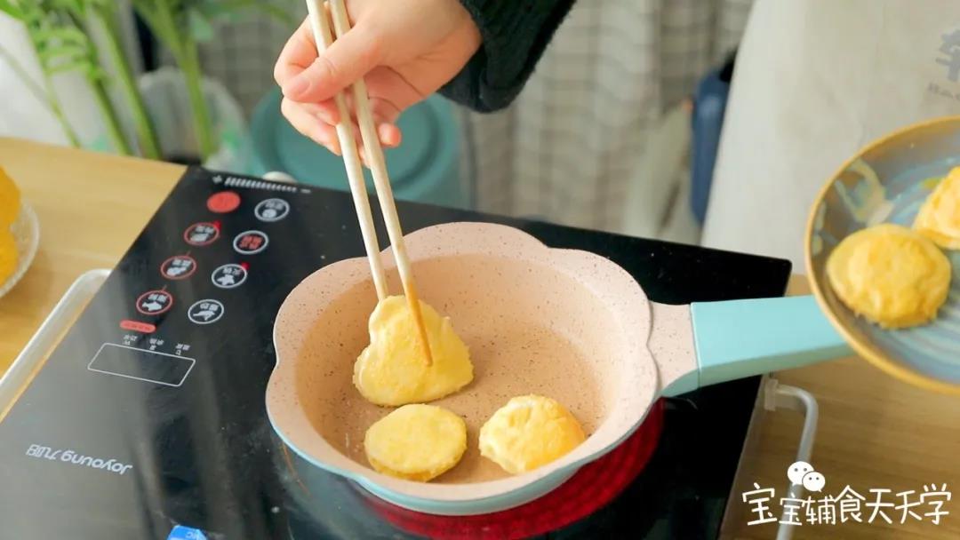 第9步：开小火煎至两面金黄即可