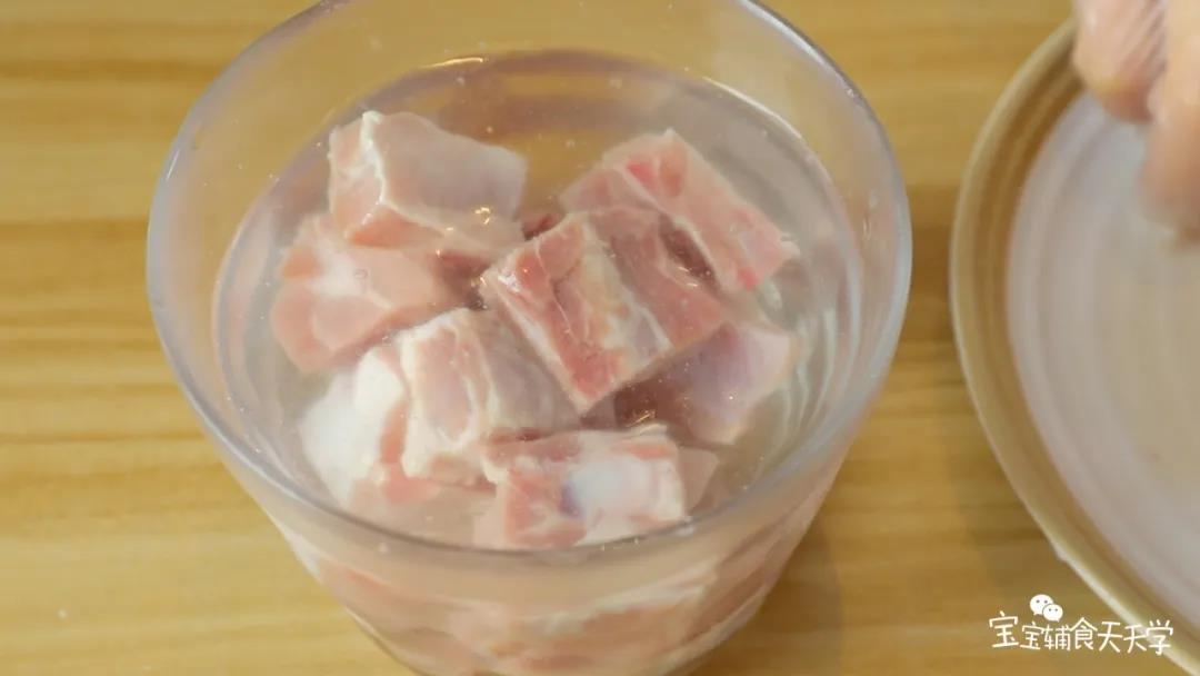 第3步：排骨用冷水泡去血水