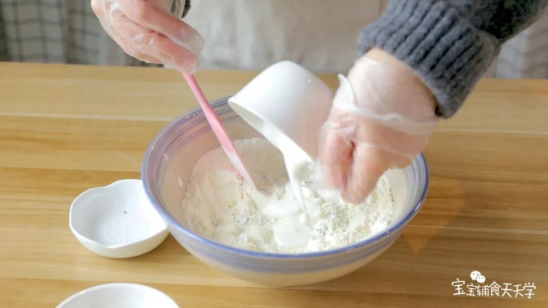 第4步：加入酸奶，混合成团