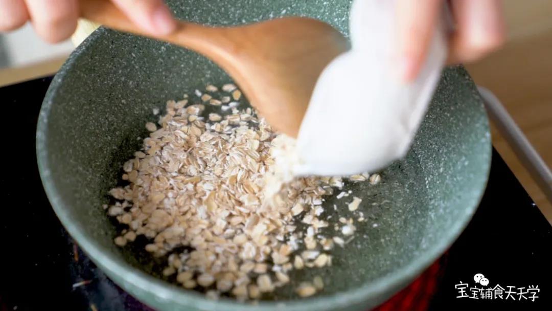 锅中加入适量的水，倒入燕麦，小火煮成浓稠软熟的粥