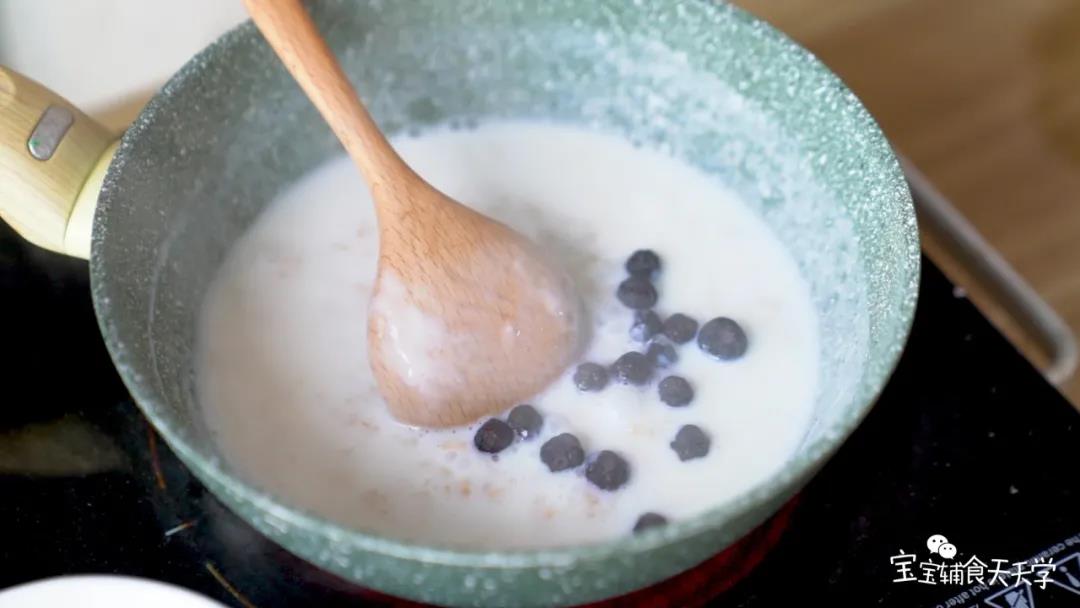 撒上蓝莓干，混合均匀