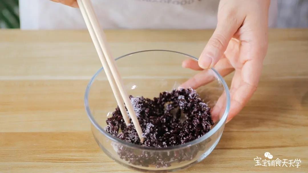 第5步：熟黑米加入砂糖，搅拌均匀融化
