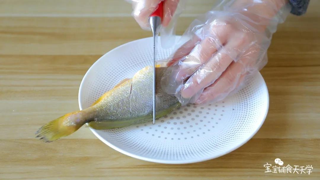 第2步：把鱼去内脏洗净后，用小刀两面划几刀