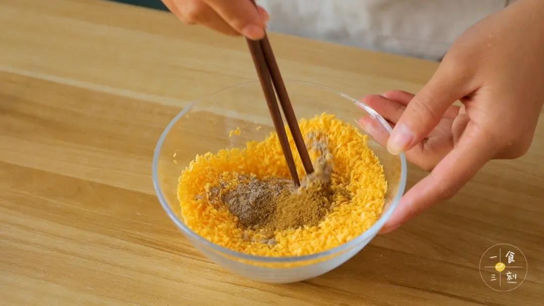 第3步：把面包糠、孜然粉和椒盐放一起搅拌均匀备用