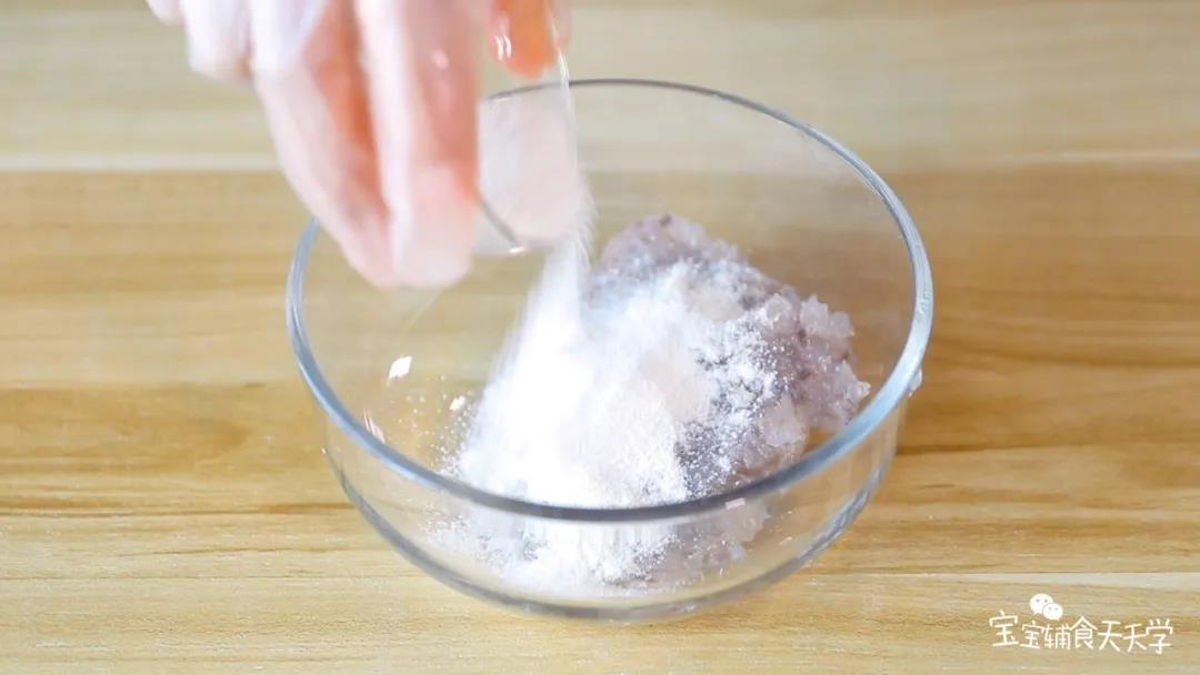 第5步：虾泥中倒入10克大米粉搅拌均匀