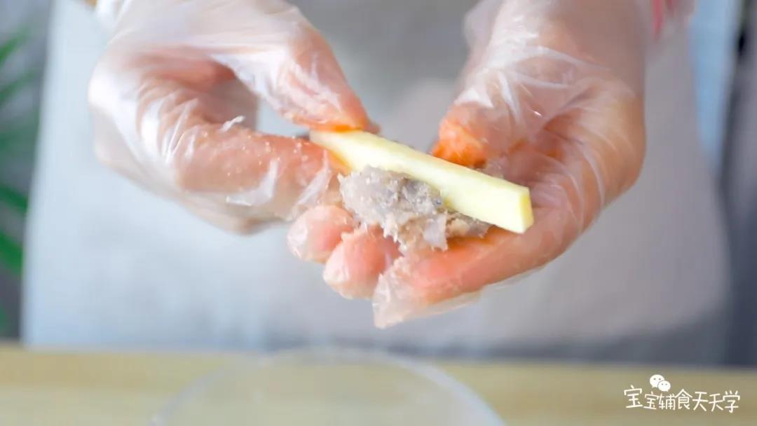 第6步：土豆条四周裹上虾泥