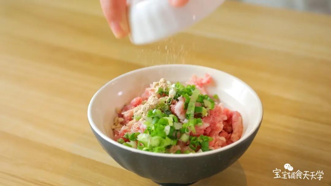 第3步：吐猪肉加入葱段、虾皮粉，搅拌成肉泥