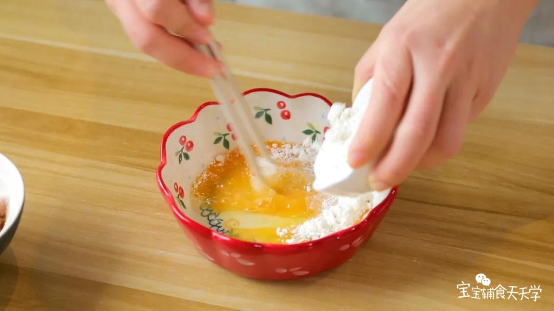 第4步：鸡蛋加个面粉，搅拌均匀