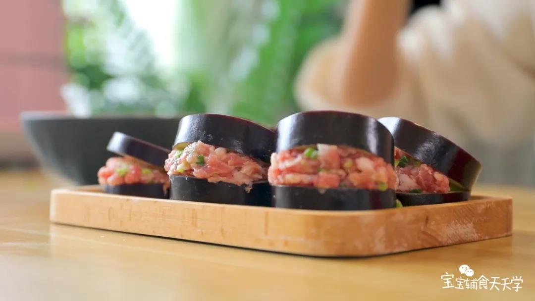 第6步：妈妈们可以似乎宝宝的咀嚼能力来切茄子的薄厚程度和肉馅的量