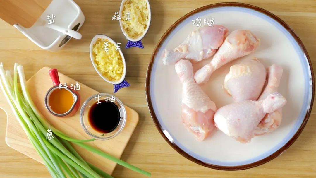 第1步：食材准备：鸡腿 / 500克，小葱 / 1小把，蒜末 / 4-5瓣，姜末与蒜末 / 1:1的量，酱油 / 10克，盐 / 适量