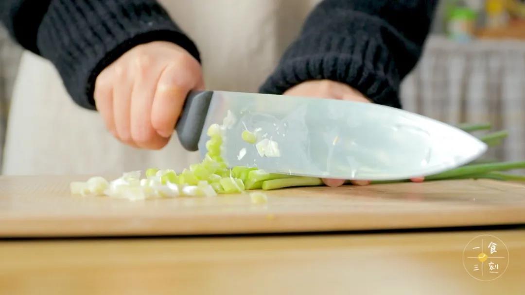 第2步：把葱切成葱花