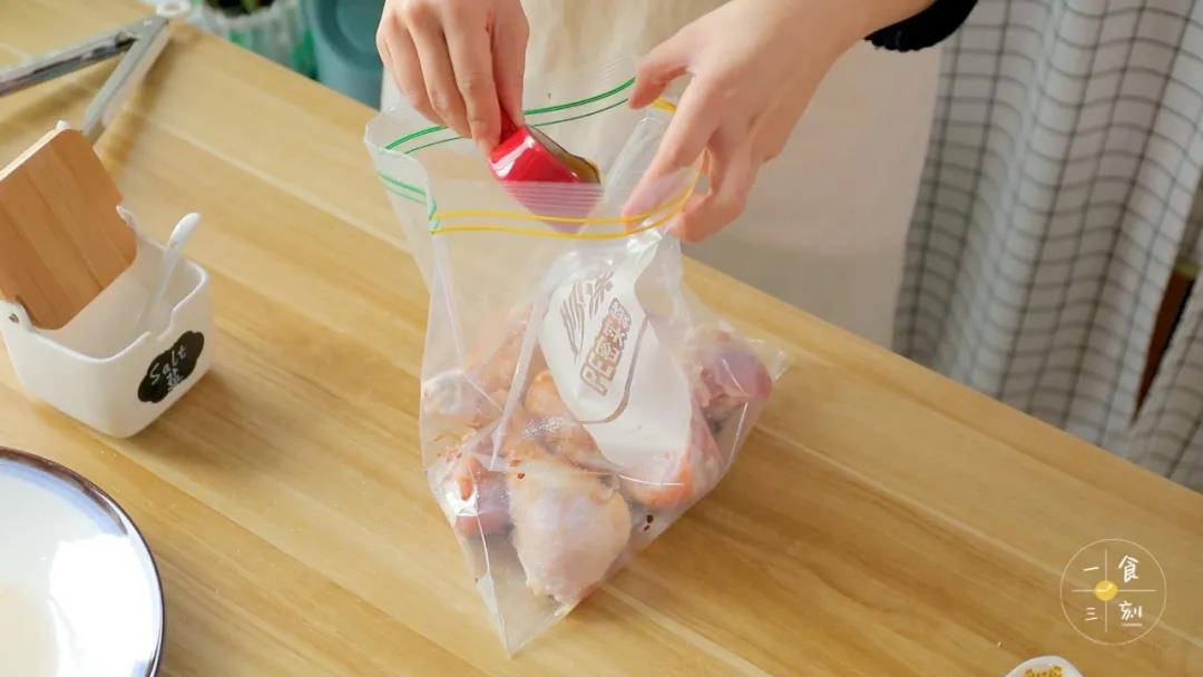 第4步：加入盐、蒜末、姜末、酱油，混合均匀