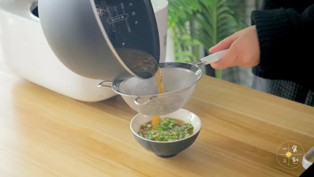 第8步：留出鸡汁，再加入适量新鲜葱花，微波炉加热1分钟