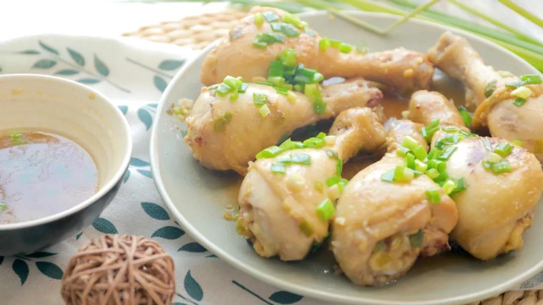 第10步：鸡皮嫩滑，鸡肉炖煮得丝丝入扣，姜葱又缓解了鸡肉的油腻。