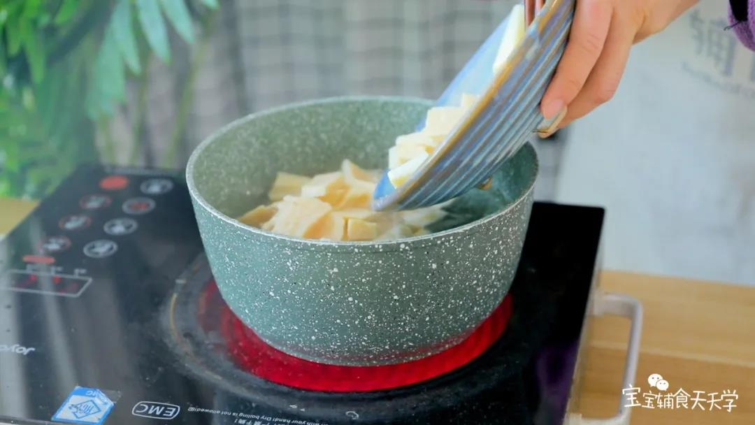 第4步：汤锅中加开水，加入冬笋，煮沸后把沥水捞出