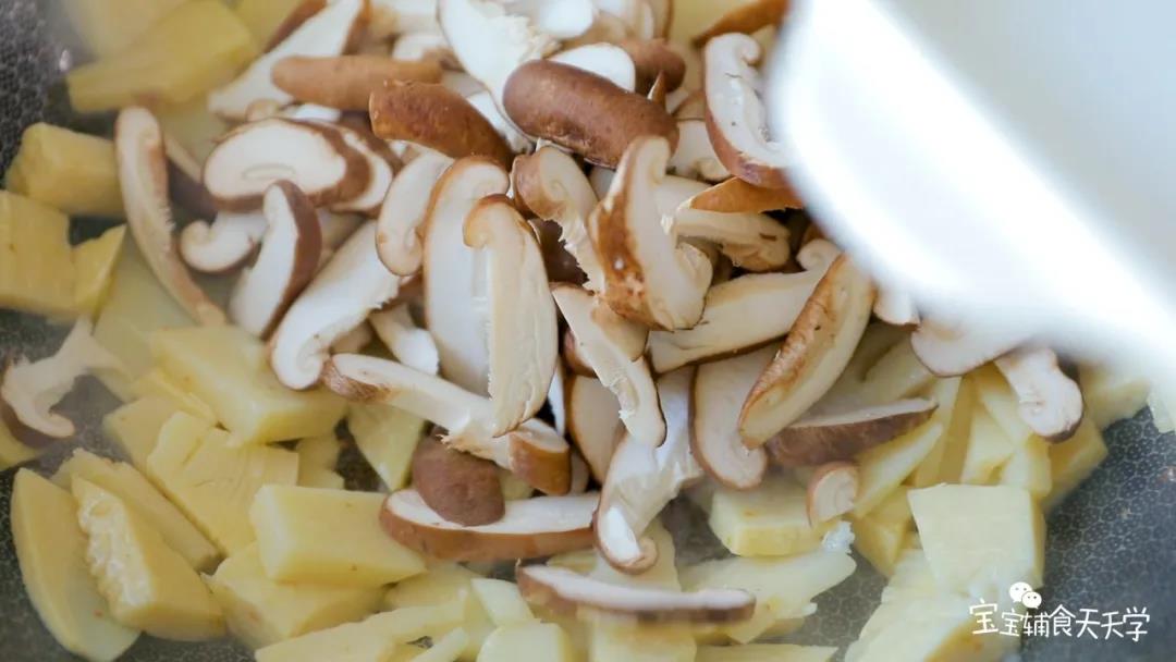 第7步：加入香菇，炒至变软后加入适量的水，焖至笋软熟